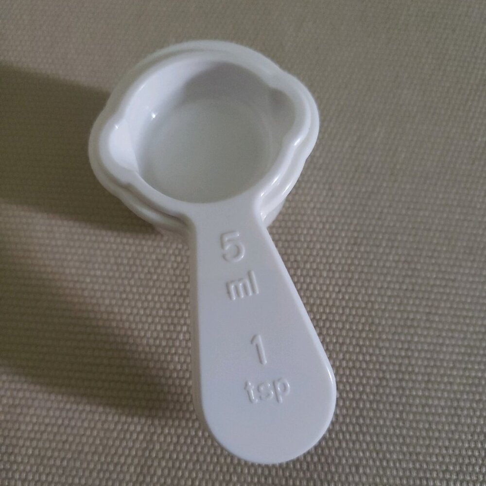 NWT  Tupperware measuring cup magnet set